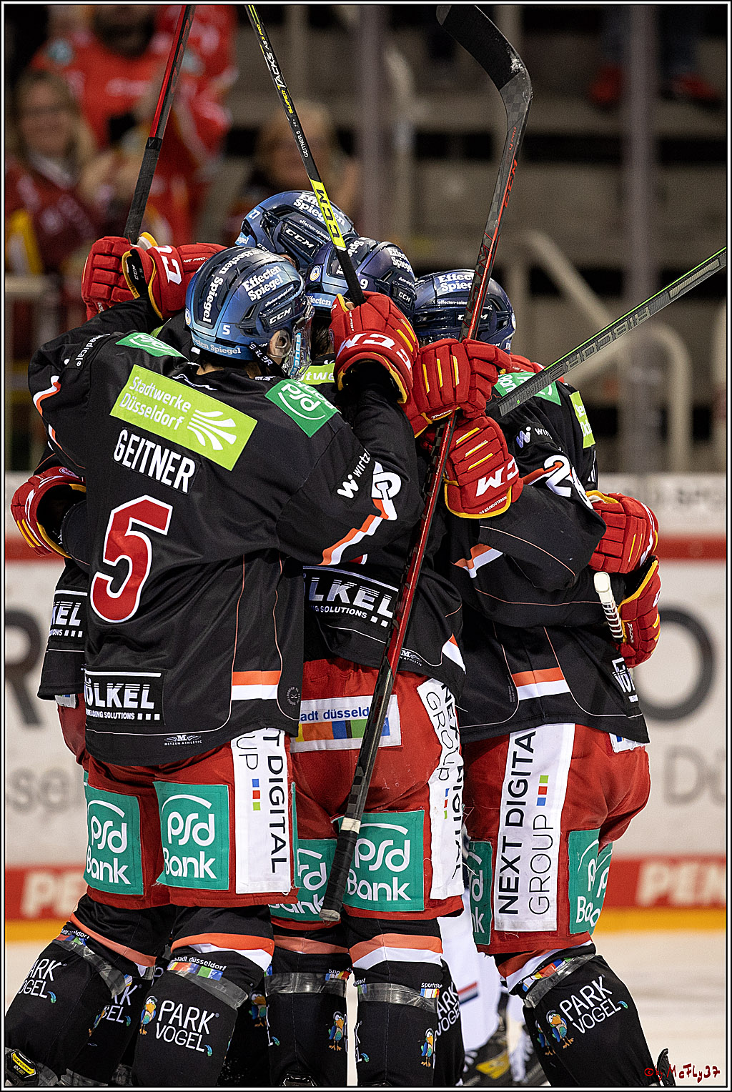 PENNY DEL Viertelfinale 4. Spiel; Duesseldorfer EG - Red Bull Muenchen; Duesseldorf, 16.04.2022